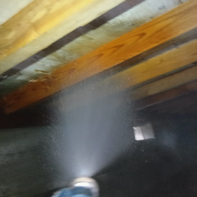 床下木材にシロアリ駆除剤を散布