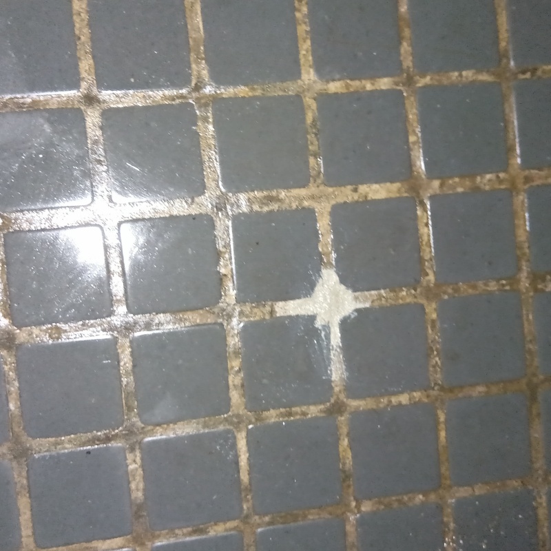 開けた穴をパテで補修