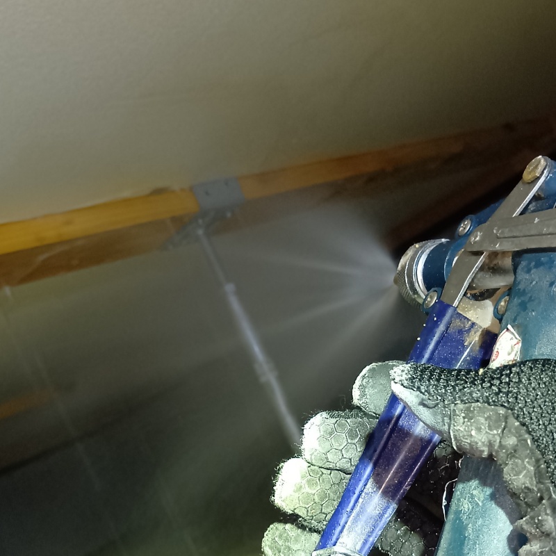 床下木材に防蟻剤を散布