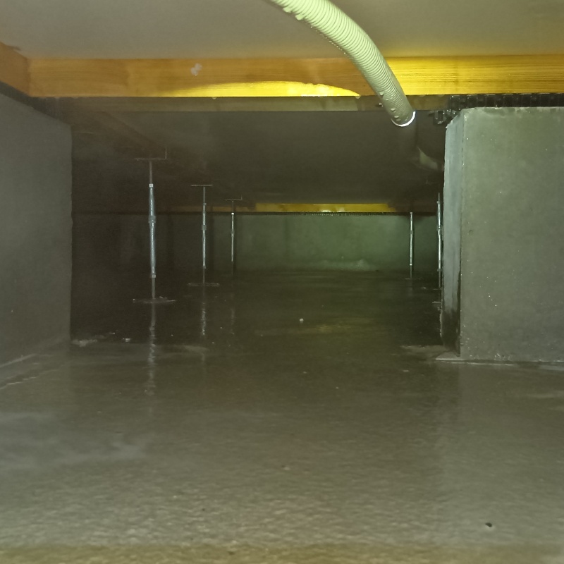 地面・基礎に防蟻剤を散布した様子