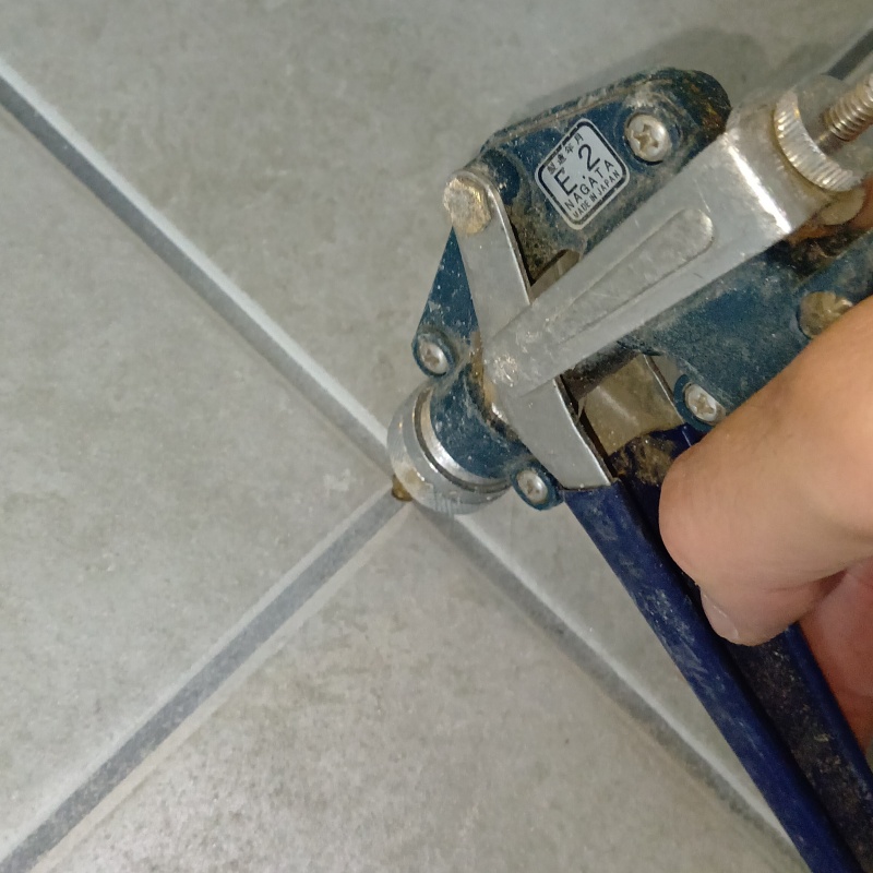 玄関床の目地から防蟻剤を注入