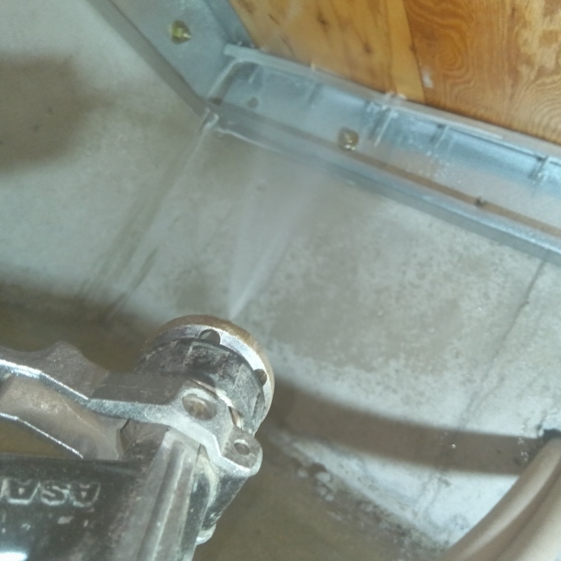 床下木材にシロアリ駆除剤を散布