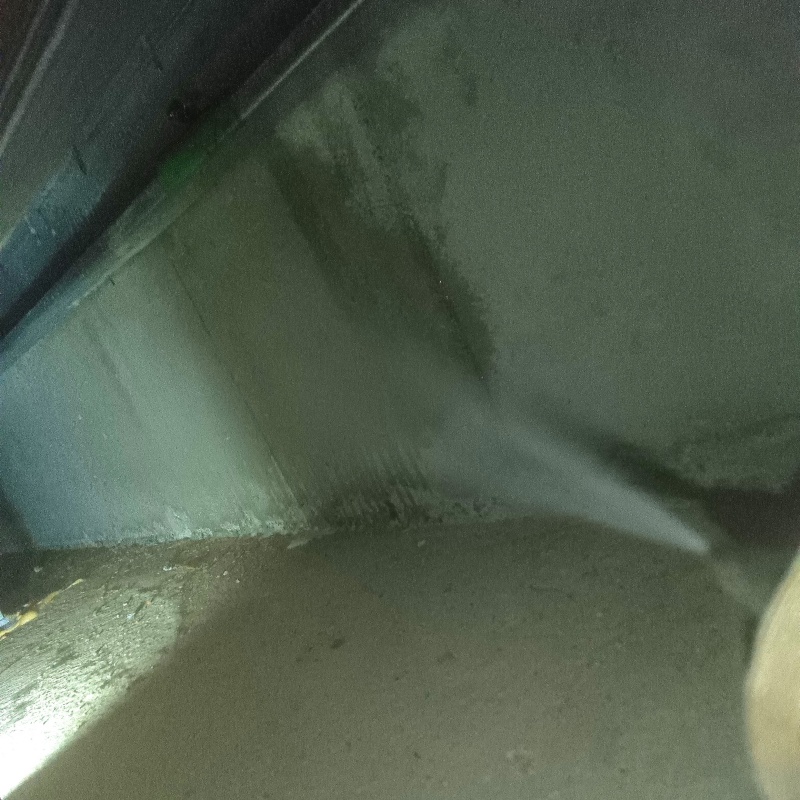 地面・基礎にシロアリ駆除剤を散布