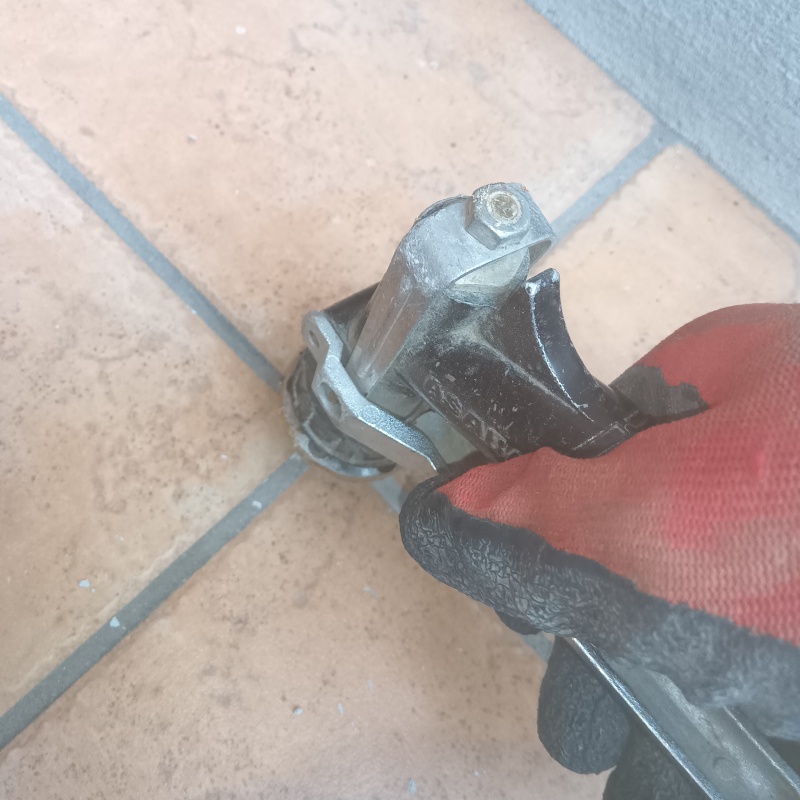 玄関床の目地からシロアリ駆除剤を注入