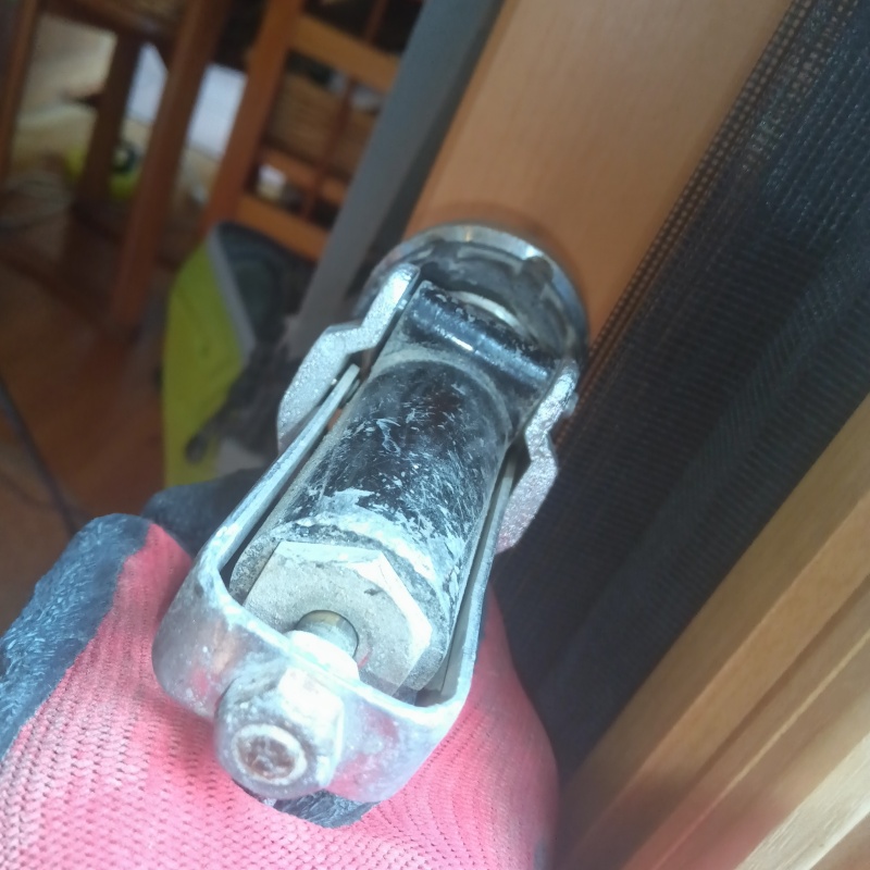 壁内部に直接シロアリ駆除剤を注入