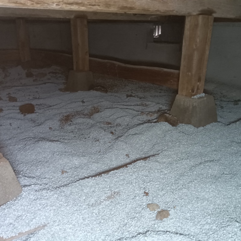 床下に調湿剤を敷いている様子