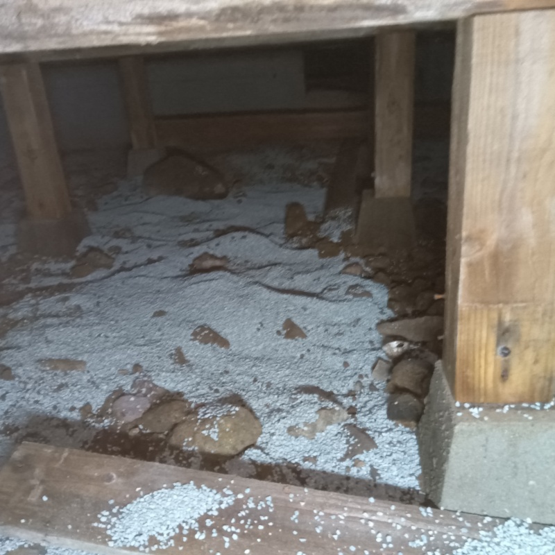 調湿剤で床下の環境を整えている様子