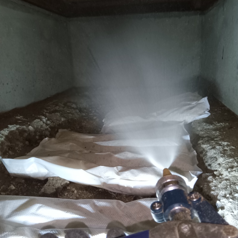 地面・基礎にシロアリ駆除剤を散布