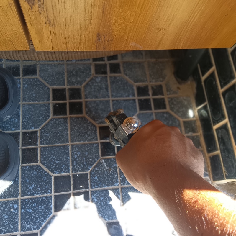 玄関床に穴を開けてシロアリ駆除剤を注入