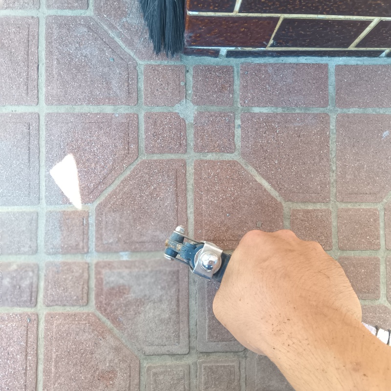 玄関床の目地からシロアリ駆除剤を注入