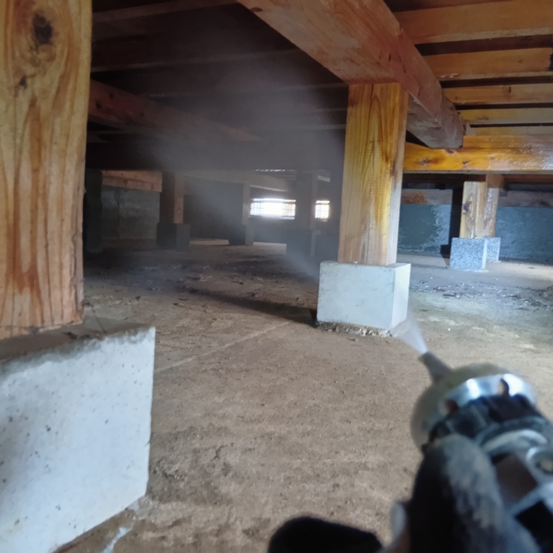 床下木材にシロアリ駆除剤を散布