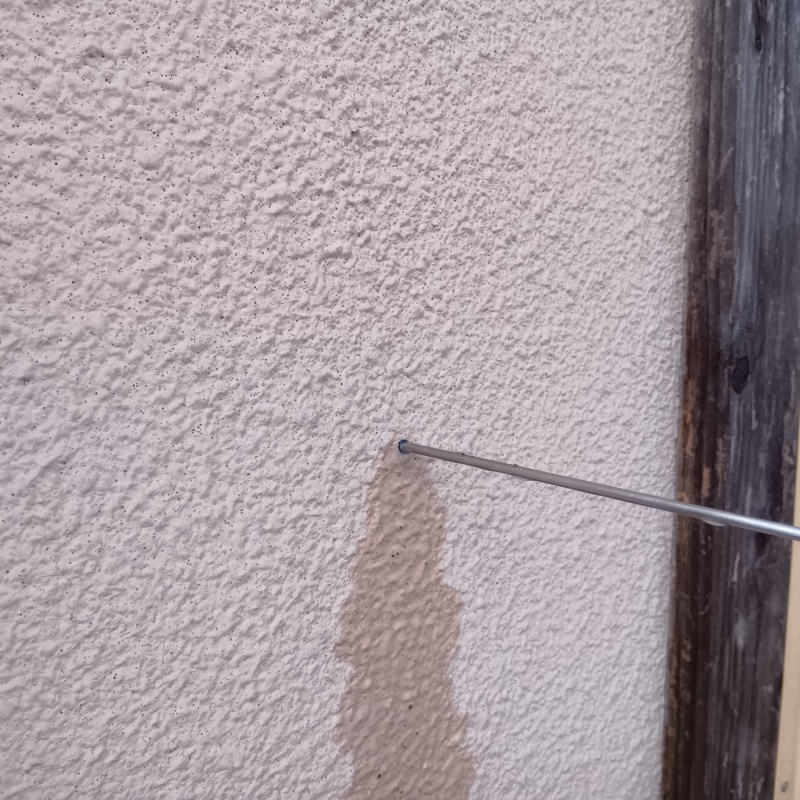 壁材に穴を開けてシロアリ駆除剤を注入