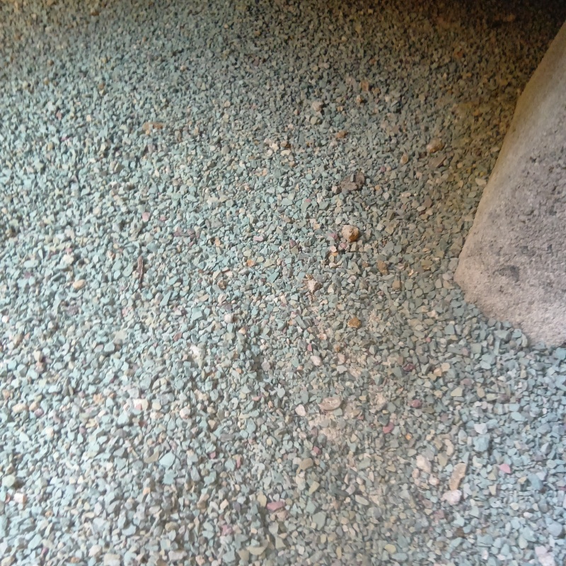 床下に調湿剤を敷いている様子