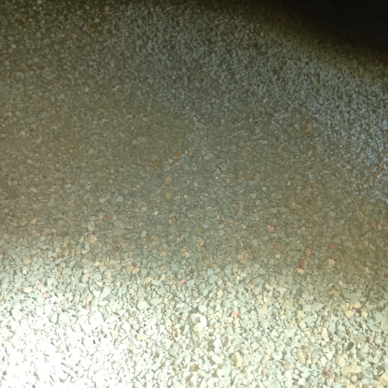 調湿剤で床下の環境を整えている様子