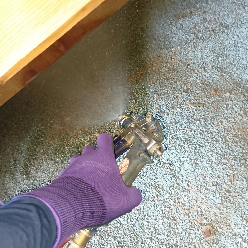 地面にシロアリ駆除剤を散布