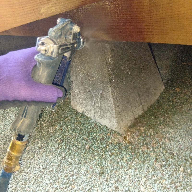 束石まわりにシロアリ駆除剤を散布