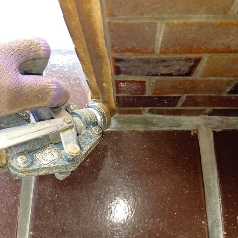 玄関床に穴を開けてシロアリ駆除剤を注入