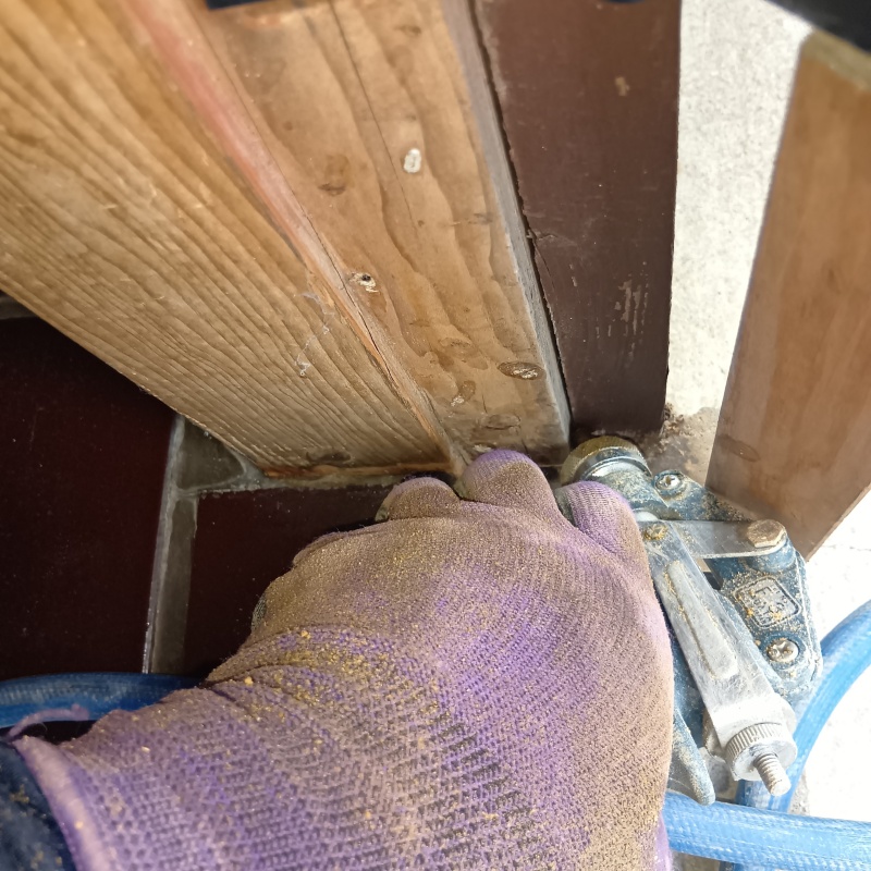 玄関床の目地からシロアリ駆除剤を注入