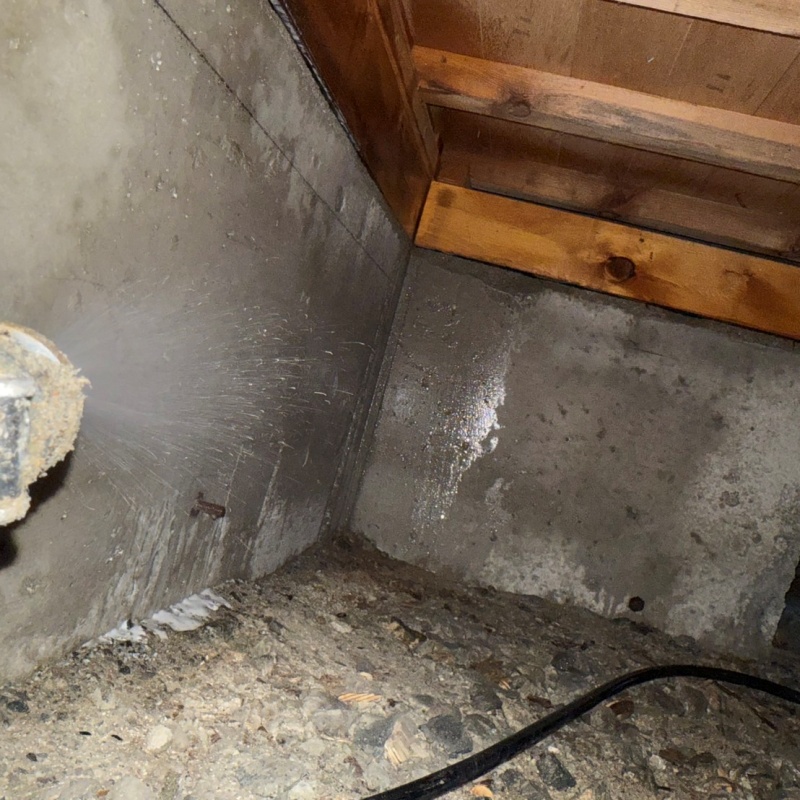 基礎にシロアリ駆除剤を散布