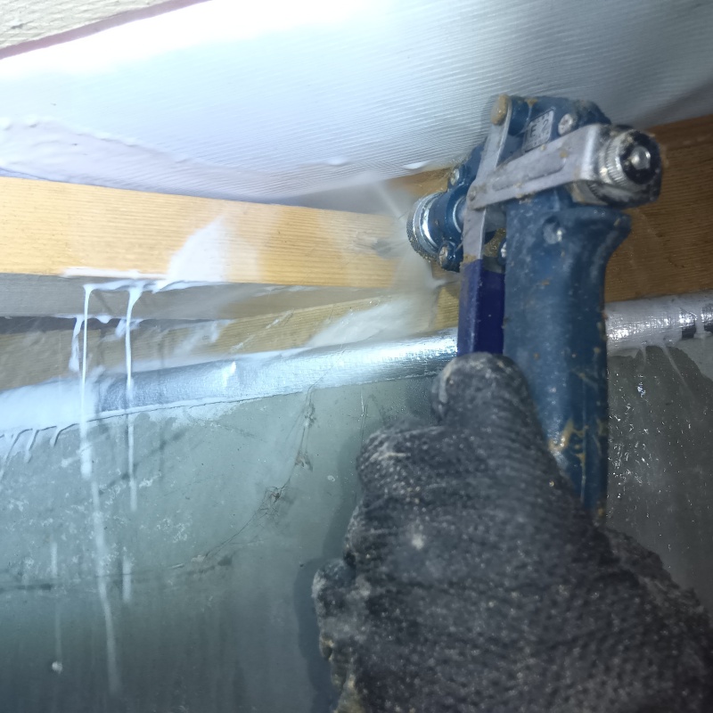 床下木材にシロアリ駆除剤を散布