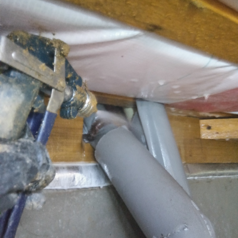 床下断熱材にシロアリ駆除剤を散布