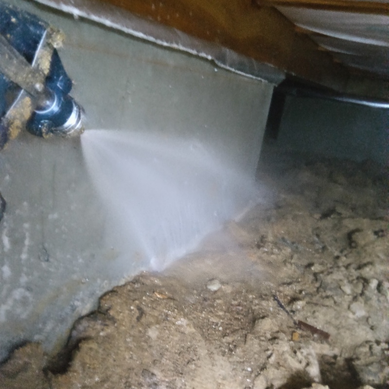 地面にシロアリ駆除剤を散布