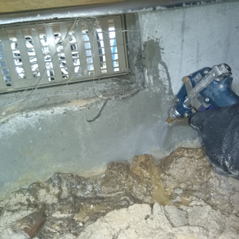 基礎にシロアリ駆除剤を散布