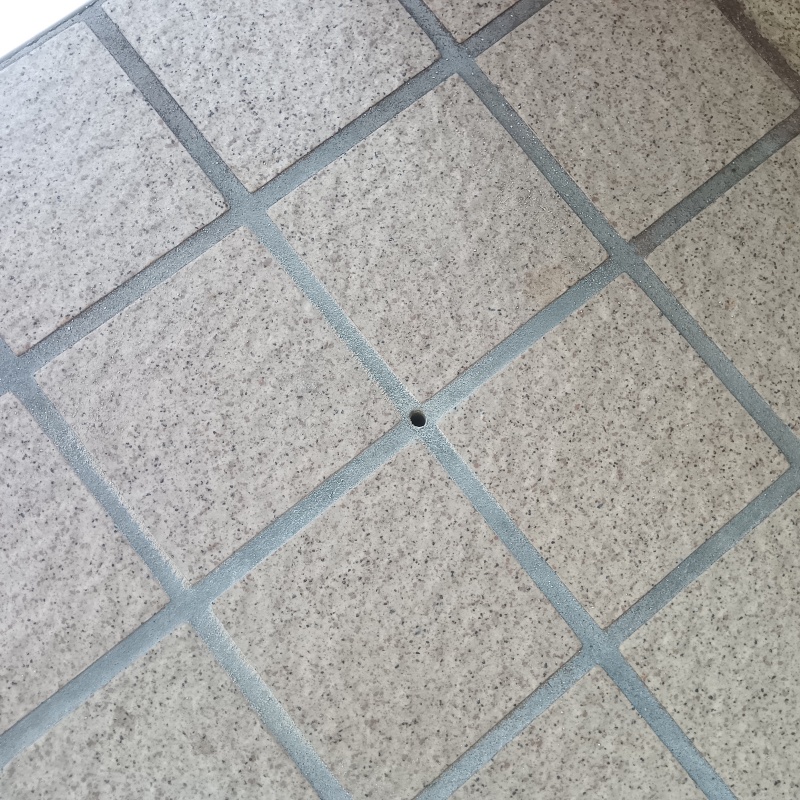 シロアリ駆除剤を注入するための穴を開けた様子