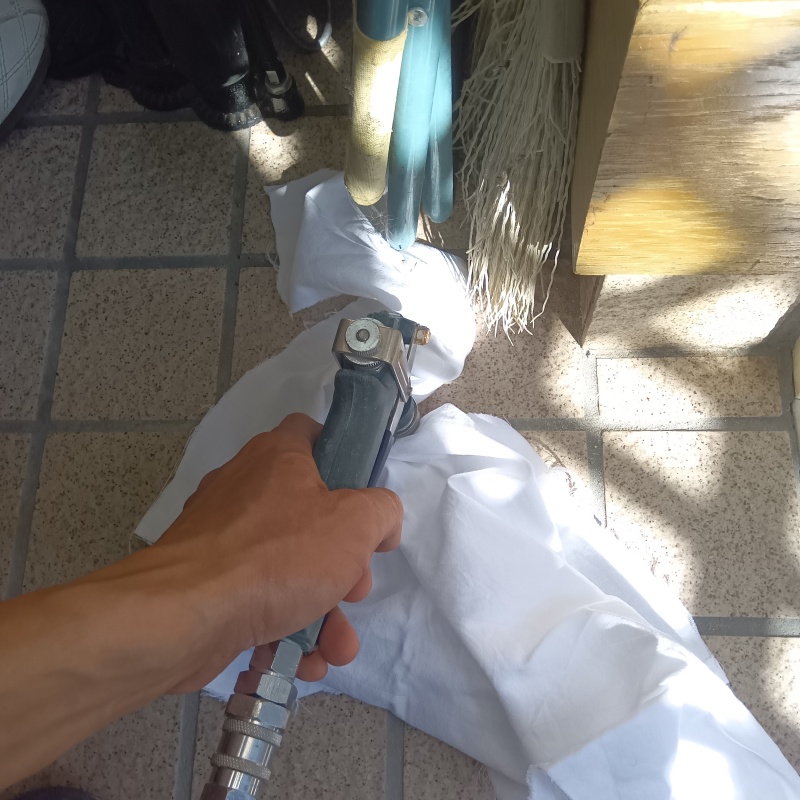 玄関床の目地からシロアリ駆除剤を注入