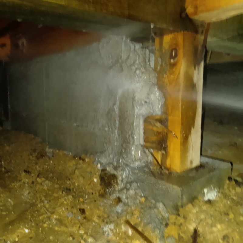 床下木材にシロアリ駆除剤を散布