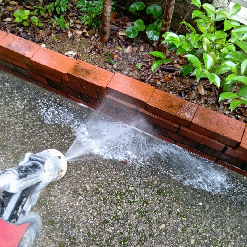 建物外周の土壌にシロアリ駆除剤を散布