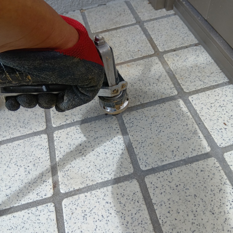 玄関床に穴を開けてシロアリ駆除剤を注入