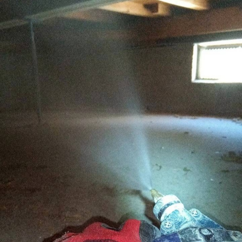 床下木材に防蟻剤を散布