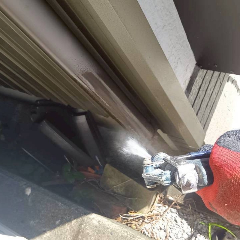 建物外周の土壌に防蟻剤を散布