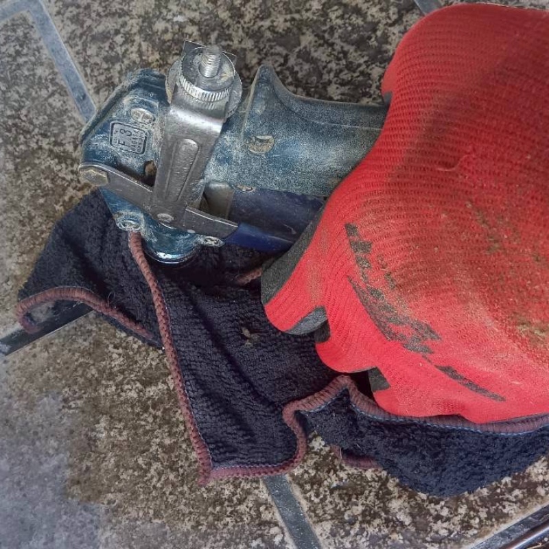 玄関床に穴を開けて防蟻剤を注入