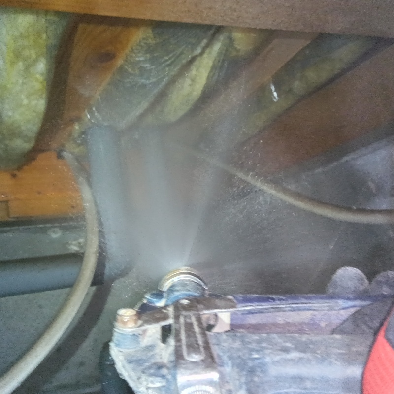 床下断熱材にシロアリ駆除剤を散布