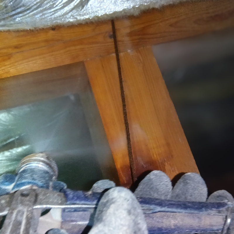 床下木材にシロアリ駆除剤を散布