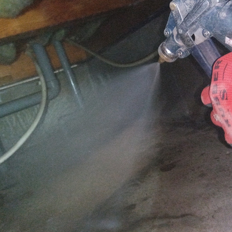 地面・基礎にシロアリ駆除剤を散布