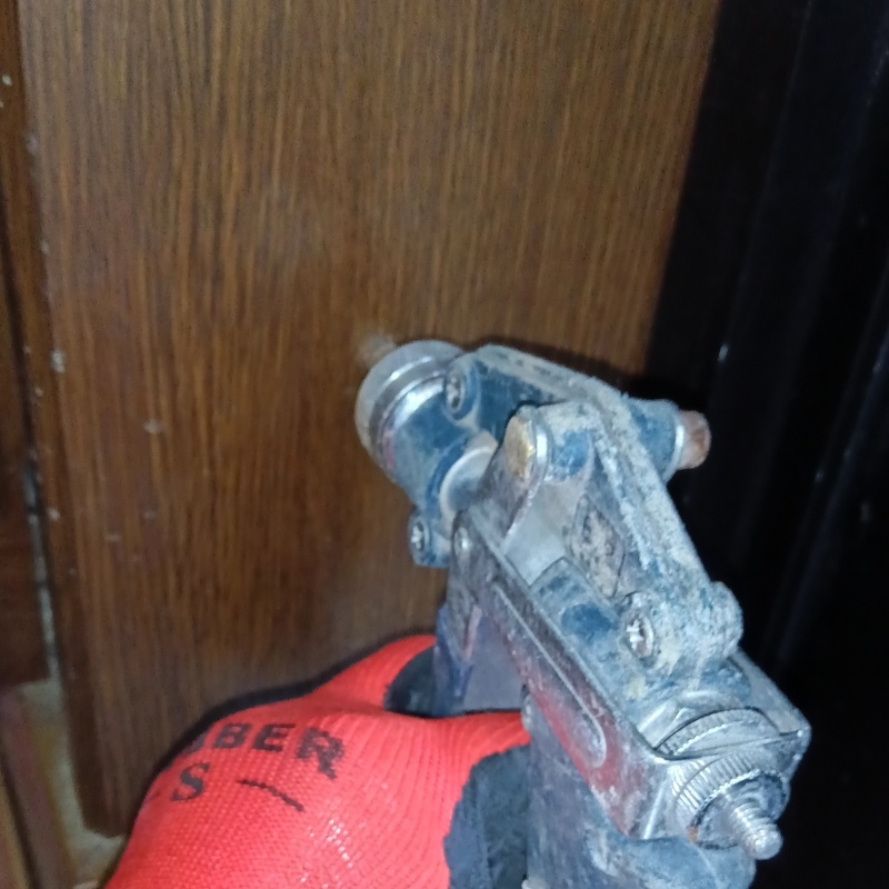 壁材に穴を開けてシロアリ駆除剤を注入