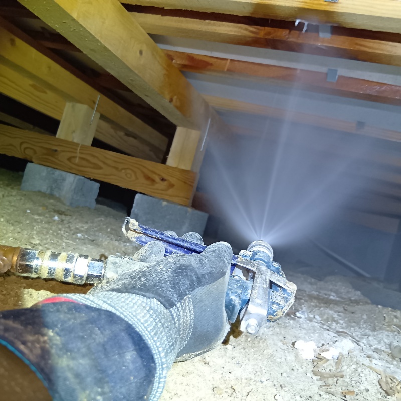 床下木材にシロアリ駆除剤を散布