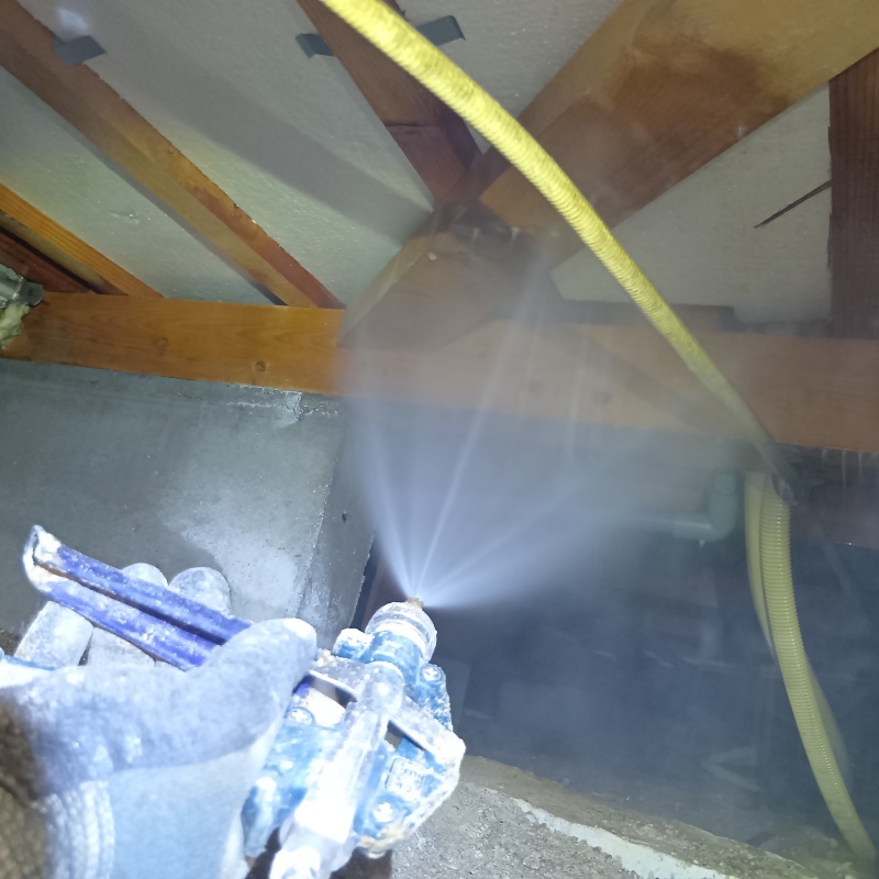 床下断熱材にシロアリ駆除剤を散布