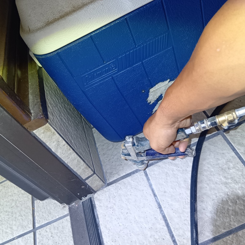 玄関床の目地からシロアリ駆除剤を注入