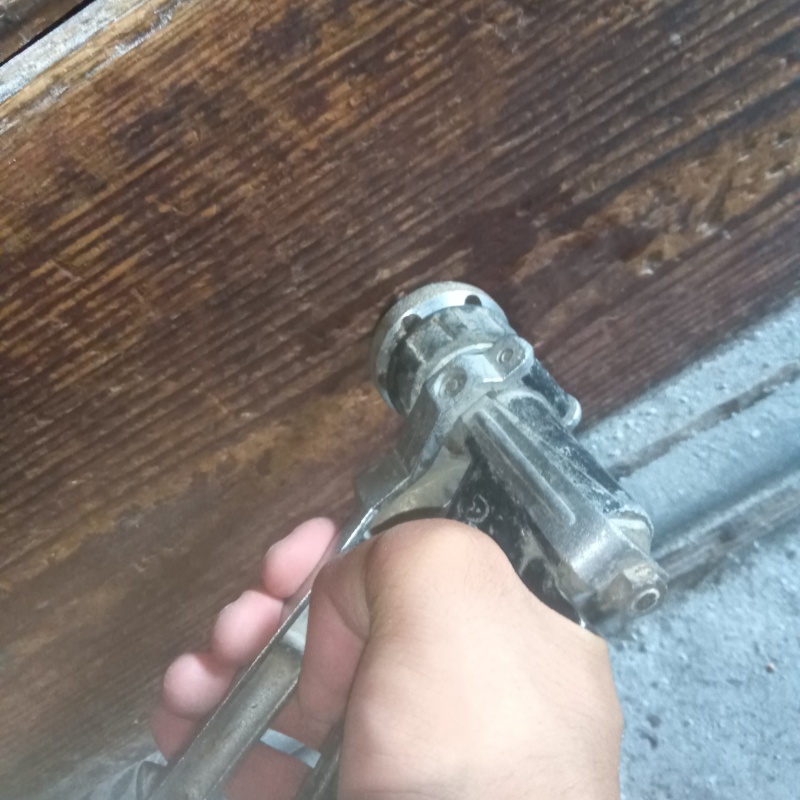 木材に穴を開けてシロアリ駆除剤を注入