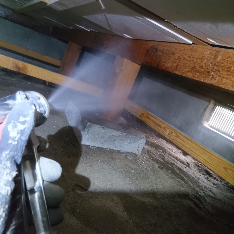 床下木材に防蟻剤を散布