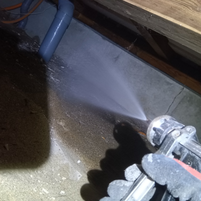 基礎に防蟻剤を散布