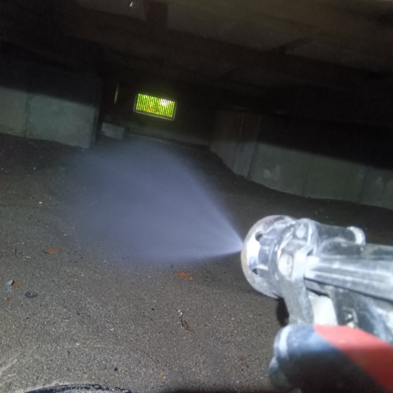 地面に防蟻剤を散布