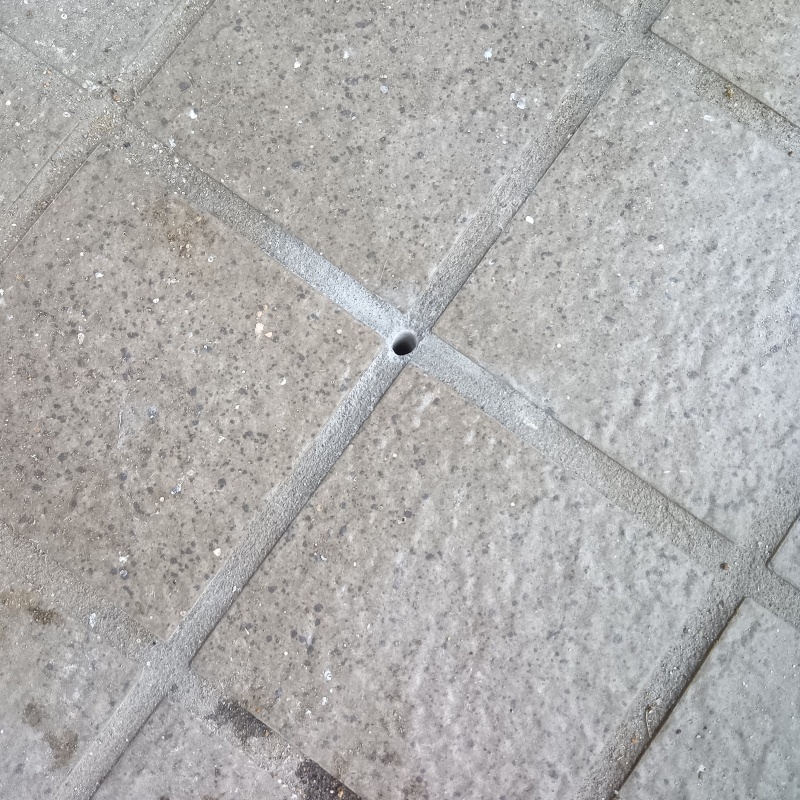 防蟻剤を注入するための穴を開けた様子