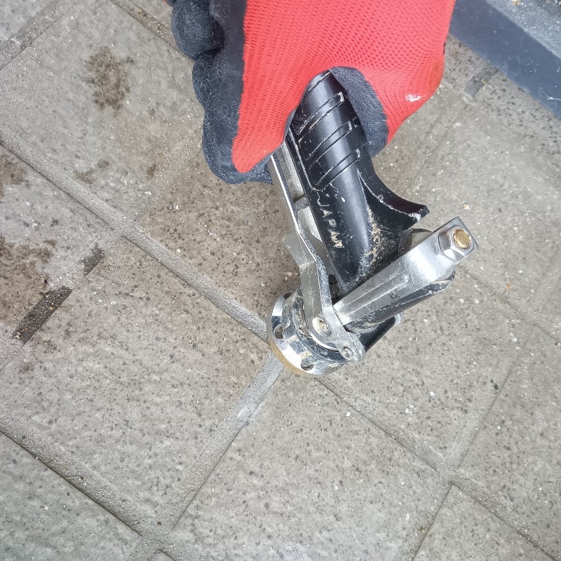 玄関床の目地から防蟻剤を注入