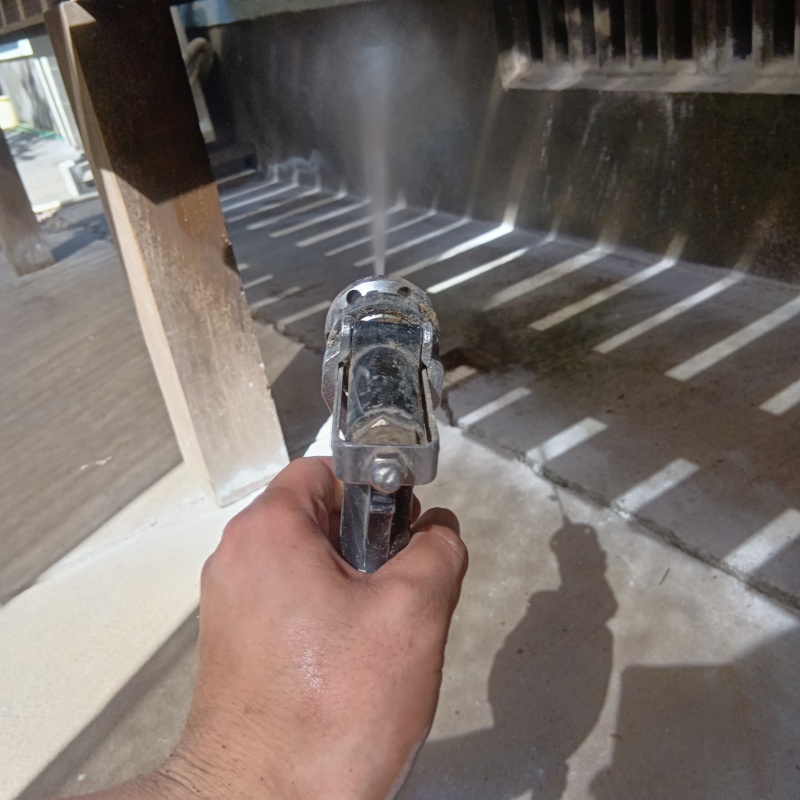 基礎まわりにシロアリ駆除剤を散布