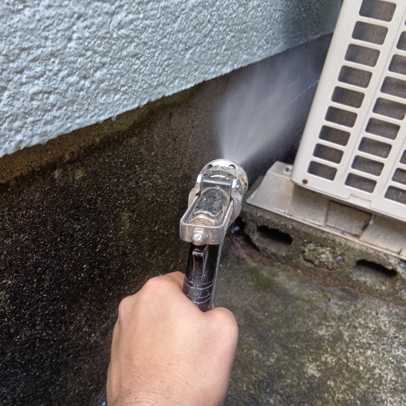 基礎まわりにシロアリ駆除剤を吹き付ける様子